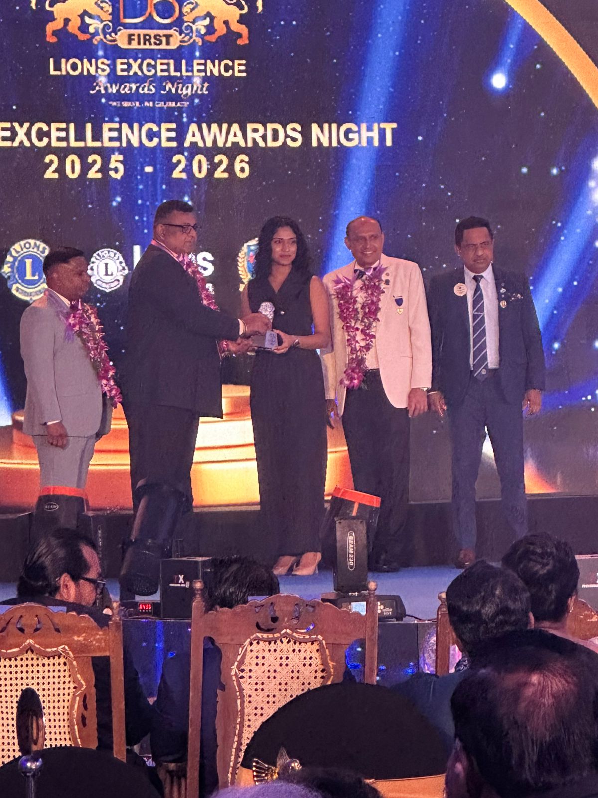 Lion Chemindri Wickramarachchi receiving an award on stage