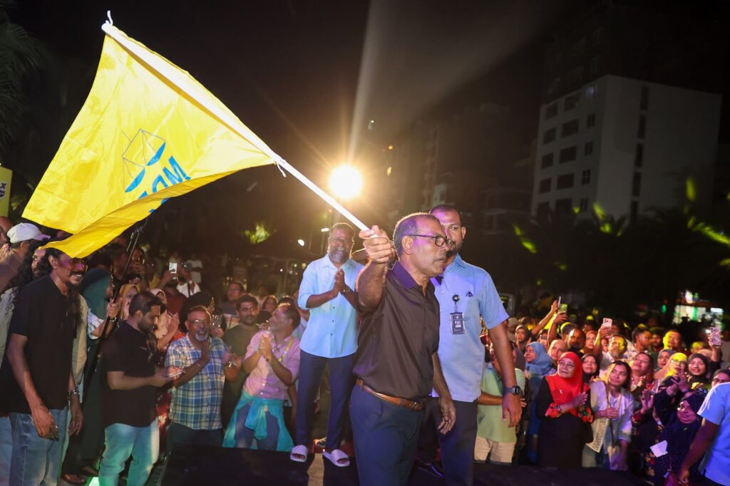 Nasheed acknowledges supporters following his victory